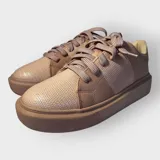Championes negros de cuero sintético con textura tipo piel de reptil, cordones anchos y suela plana.
