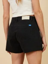 Short de jean celeste con corte irregular y ruedo desflecado.