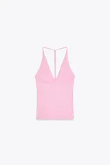 Top negro de cuello halter con escote pico y tiras finas en la espalda.