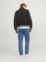 Pantalón de jean azul de corte recto.