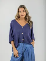 Cárdigan tejido color beige, talle único con calce oversized, con botones de madera y diseño relajado.