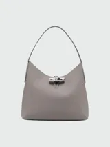 Bolso de hombro Longchamp modelo Le Roseau, tamaño mediano, color negro con cierre de broche plateado.