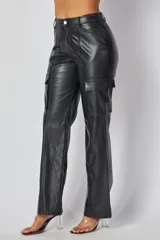 Pantalón cargo negro de cuero sintético, corte recto, con bolsillos laterales con solapa y costuras a la vista.