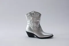 Bota texana de cuero negro con bordados en el lateral y taco bajo.