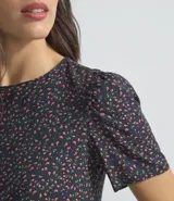 Blusa de viscose con escote redondo, mangas cortas fruncidas y estampa floral.