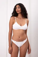 Vedetina de algodón negra con terminaciones fruncidas en los bordes.