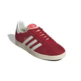 Championes Adidas Gazelle color bordó con las tres tiras laterales blancas y suela color crema.