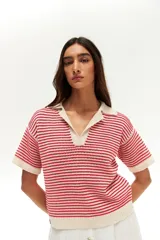 Remera tejida a crochet a rayas horizontales rojas y crudas, con cuello polo y mangas cortas.