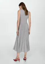 Vestido midi gris con falda plisada, sin mangas y cuello redondo.