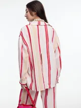 Camisa de lino y viscosa a rayas verticales rojas, rosas y amarillas.