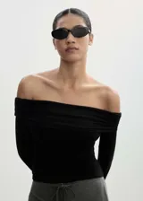 Camiseta negra de hombros descubiertos, cuello escotado, diseño off-shoulder, detalles fruncidos, tejido punto circular, diseño entallado y manga larga.