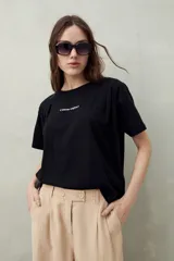 Remera color beige de manga corta con bordado frontal con la frase “L’amour toujours”.