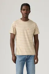 Remera de manga corta a rayas horizontales color beige y blanco, con bolsillo en el pecho y logo de la marca bordado en rojo.