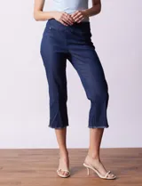 Pantalón capri de denim azul, marca Ruby Rd. Pretina ancha elastizada, bolsillos simulados delanteros, bolsillos aplicados traseros y ruedo desflecado.