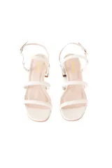 Sandalias color blanco con tiras finas y taco cuadrado de 5 cm.