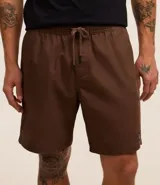 Bermuda masculina color lila texturizada, con cintura elástica ajustable con cordón, bolsillos laterales y etiqueta de marca en el lateral.