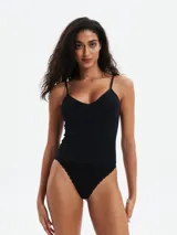 Musculosa negra de breteles finos y corte ajustado.