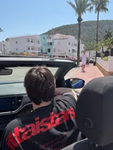 Remera color crema de corte holgado con estampado en rojo en la espalda con el texto "Ittaistars European Tour by Ittai Stars Company".