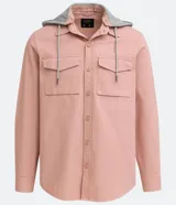 Camisa overshirt color salmón de sarga de algodón con capucha gris ajustable con cordones. Tiene cierre frontal con botones, dos bolsillos con solapa en el pecho y mangas largas con puños abotonados.