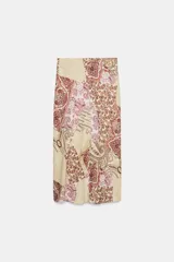 Falda midi de tiro alto con estampado paisley en tonos beige, rosa y marrón. Presenta frunces y cordón lateral, abertura en el bajo y cierre lateral con cremallera oculta.