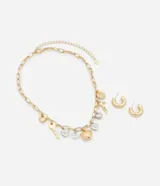 Conjunto de collar corto con cadena de eslabones dorados y dijes colgantes de corazones, llave y monedas en dorado y plateado. Incluye aros tipo argolla gruesos dorados.