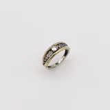 Anillo en plata y oro con circonias. Alianza de 7,10mm de ancho por 2mm de alto.