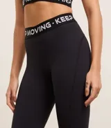 Calza deportiva azul con cintura elástica con texto 'Keep Moving'.