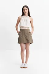 Minifalda color caqui de algodón, con bolsillos delanteros tipo parche.