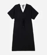 Vestido midi de jacquard color negro, con escote en V y cordón ajustable en la cintura. Presenta mangas cortas de estilo holgado y una textura sutil en el tejido de viscosa.