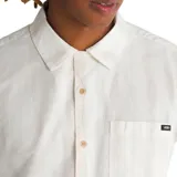 Camisa de manga corta color blanco con rayas verticales, cuello cubano, cierre con botones y bolsillo en el pecho.