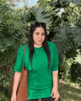 Remerón de algodón color verde intenso, de corte muy holgado (oversize) y cuello redondo, con mangas cortas.