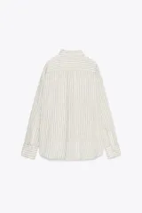 Camisa de manga larga con cuello solapa, color blanco con rayas verticales grises y bolsillo de parche en el pecho.