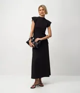 Pollera midi evasé color vino tinto, confeccionada en bengalina. Presenta un recorte horizontal en la parte delantera.