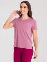 Remera deportiva negra de manga corta con cuello en V, confeccionada en tela de secado rápido.