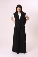 Chaleco negro con solapas, sin mangas y corte recto.