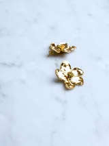 Aros dorados con forma de flor.