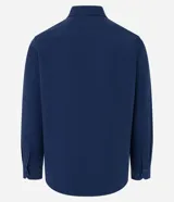 Camisa celeste de corte regular, confeccionada en tejido Oxford de algodón. Tiene cuello inglés, mangas largas y cierre frontal abotonado.
