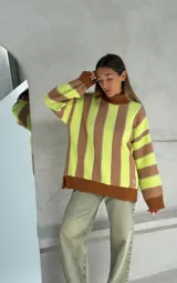 Sweater de punto con cuello alto y mangas largas, con rayas verticales rojas y blancas y puños negros.