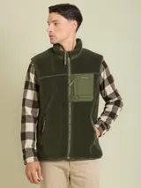 Chaleco negro acolchado con cuello alto y cierre frontal con cremallera.