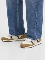 Championes Jack & Jones Arrow, color blanco hueso con detalles en marrón, gris y negro. Confeccionados en poliéster y poliuretano, con forro de mesh de poliéster y suela de caucho termoplástico.