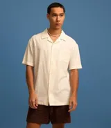 Bermuda de punto marrón con cintura elástica y cordón ajustable.