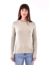 Remera de manga larga color borgoña con cuello redondo y tejido de punto acanalado.
