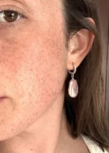 Aros de plata 925 con circonitas y perla de río barroca en tonos lilas, de 1,5 cm de longitud.