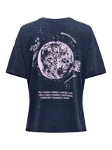 Camiseta azul con efecto lavado, cuello redondo y estampado frontal con la palabra 'Cosmos' en rosa.