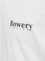 Camiseta blanca de manga corta y cuello redondo con estampado frontal de texto en negro.