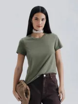 Camiseta de manga corta color terracota, con cuello redondo y corte ajustado.