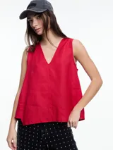 Musculosa roja de lino con escote en V y corte amplio.