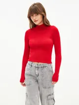 Polera roja de cuello alto y manga larga.