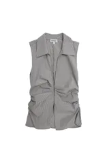 Top sin mangas con escote pico, frunce delantero y bajo ligeramente abierto.