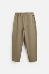 Pantalón de hombre color beige, corte carrot fit, con cintura elástica ajustable con cordón, bolsillos frontales y bolsillo trasero de plastrón.
